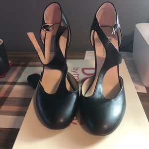 Like new, black Mary Jane pumps